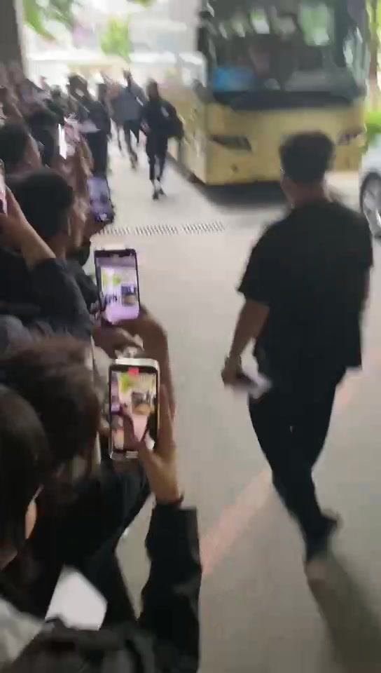 辽宁球迷对着广东球员疯狂输出“索嗨嗨”！朱芳雨拿着手机录像！